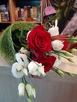 Букет цветов "Красные розы и эустомы"