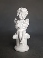 Ангел с сердцем на колонне