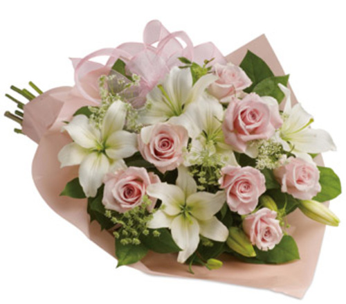 Букет цветов из 7 роз и 3 лилий