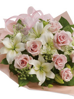 Букет цветов из 7 роз и 3 лилий